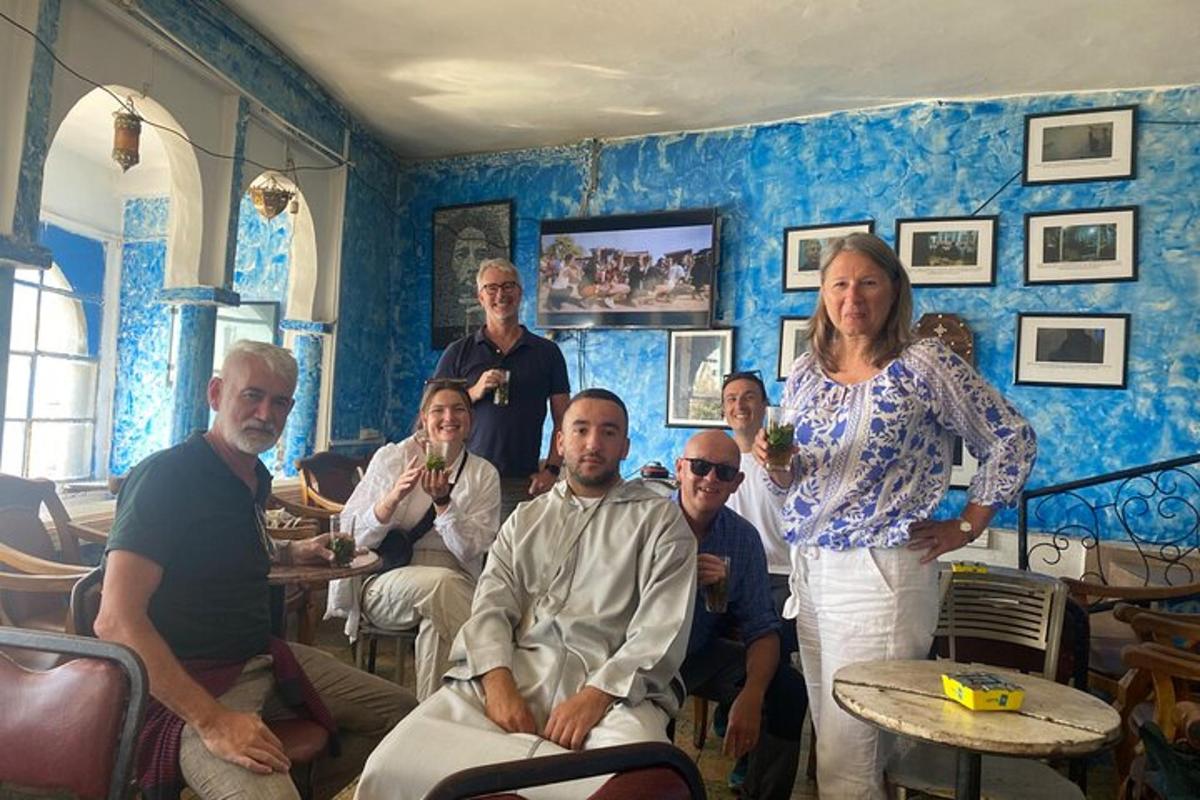 група људи позира за фотографију у соби