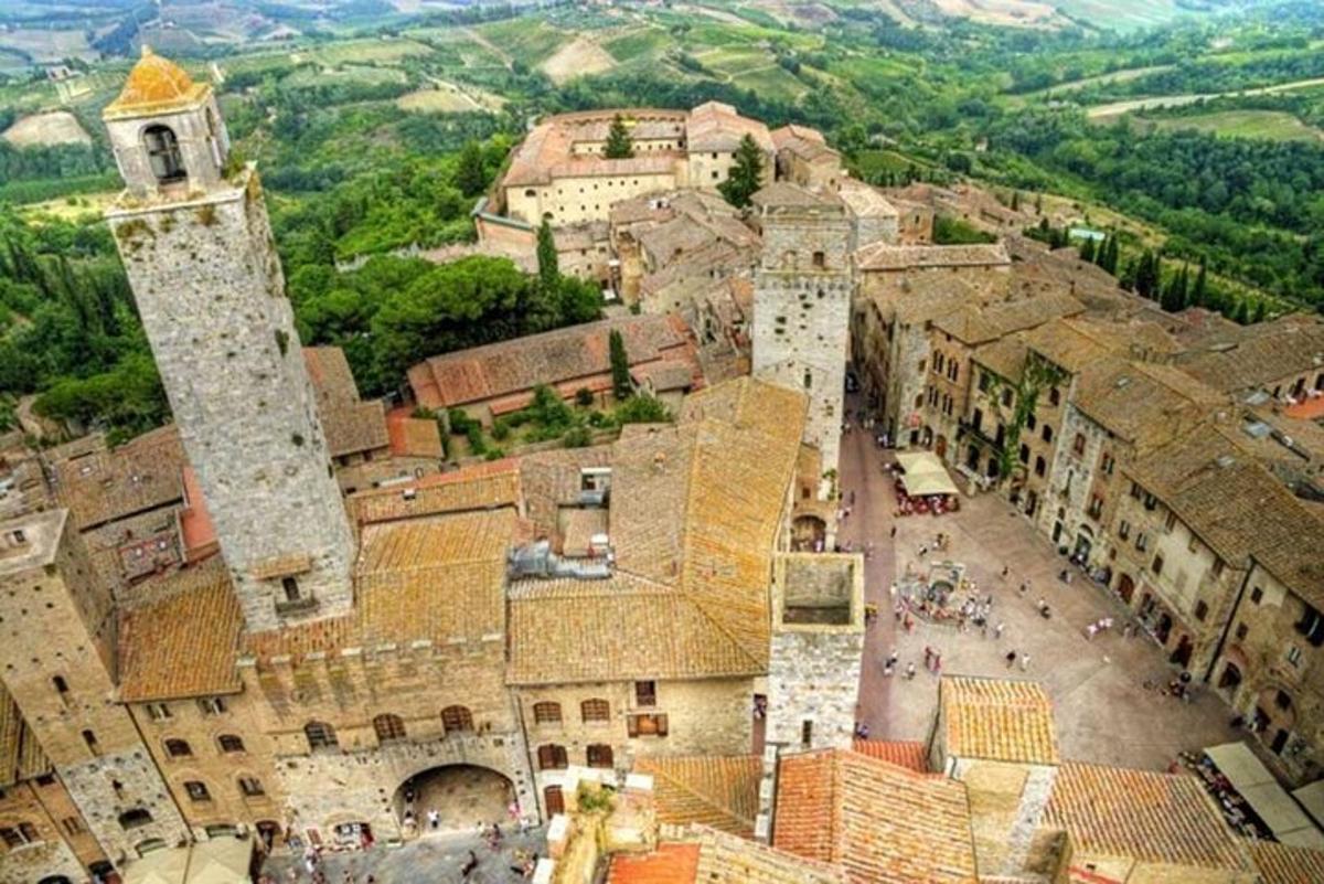 una vista aerea di una città con una torre dell'orologio
