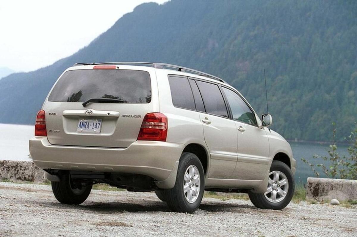 srebrny SUV zaparkowany obok zbiornika wodnego