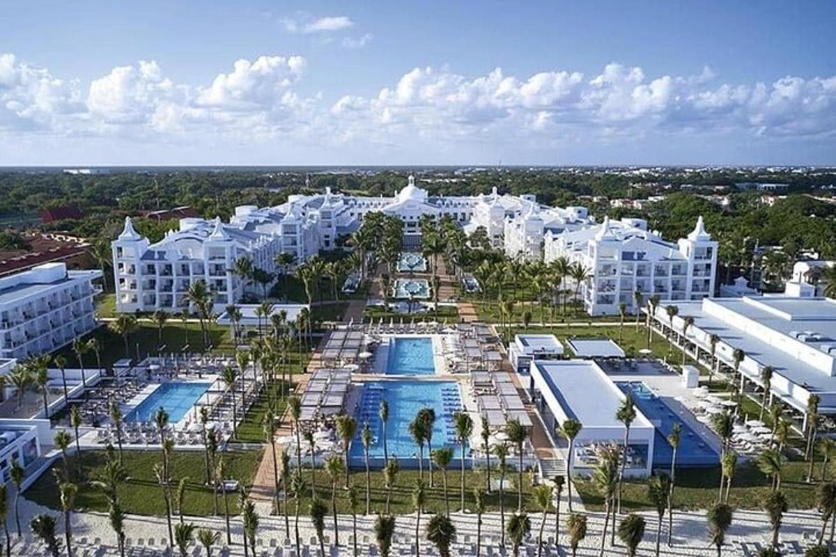 Letecký pohled na resort s bazénem