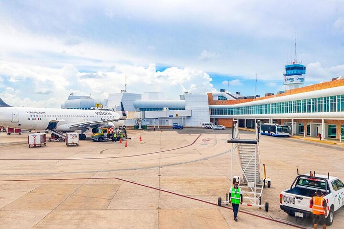 un aéroport avec un avion stationné dans un terminal