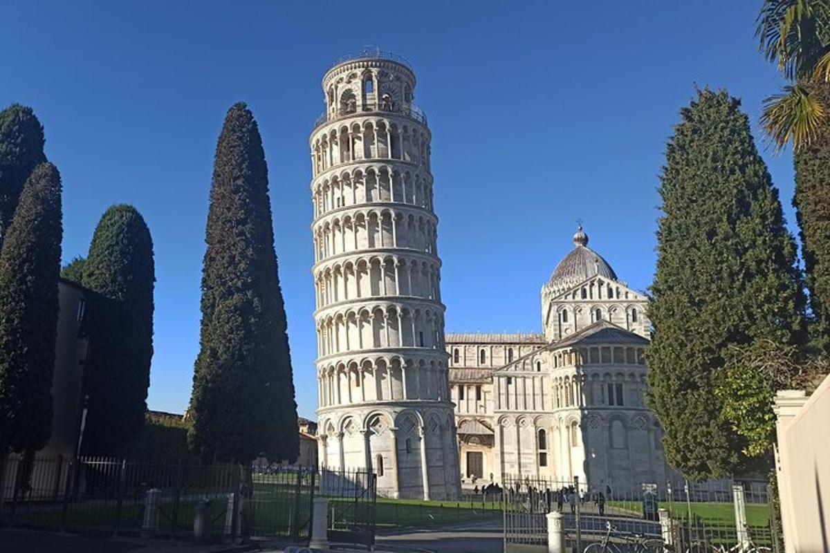 uma imagem da torre inclinada de pisa
