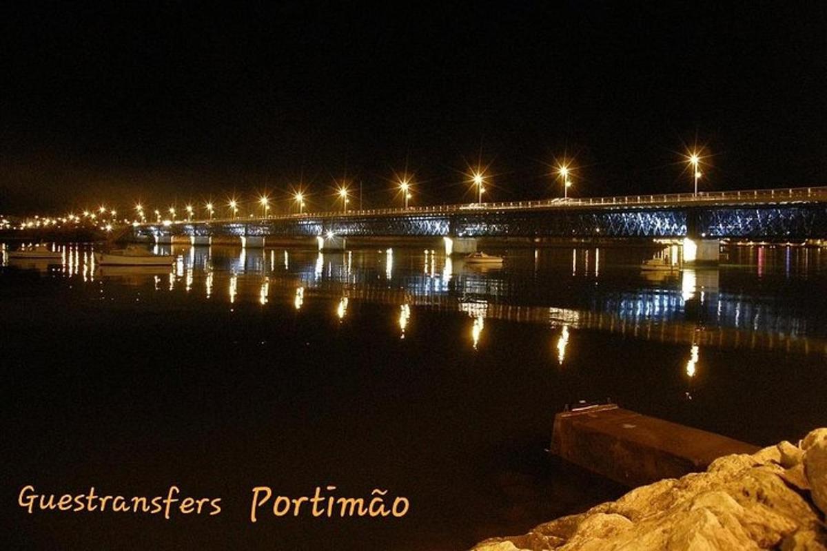 un ponte con luci sull'acqua di notte