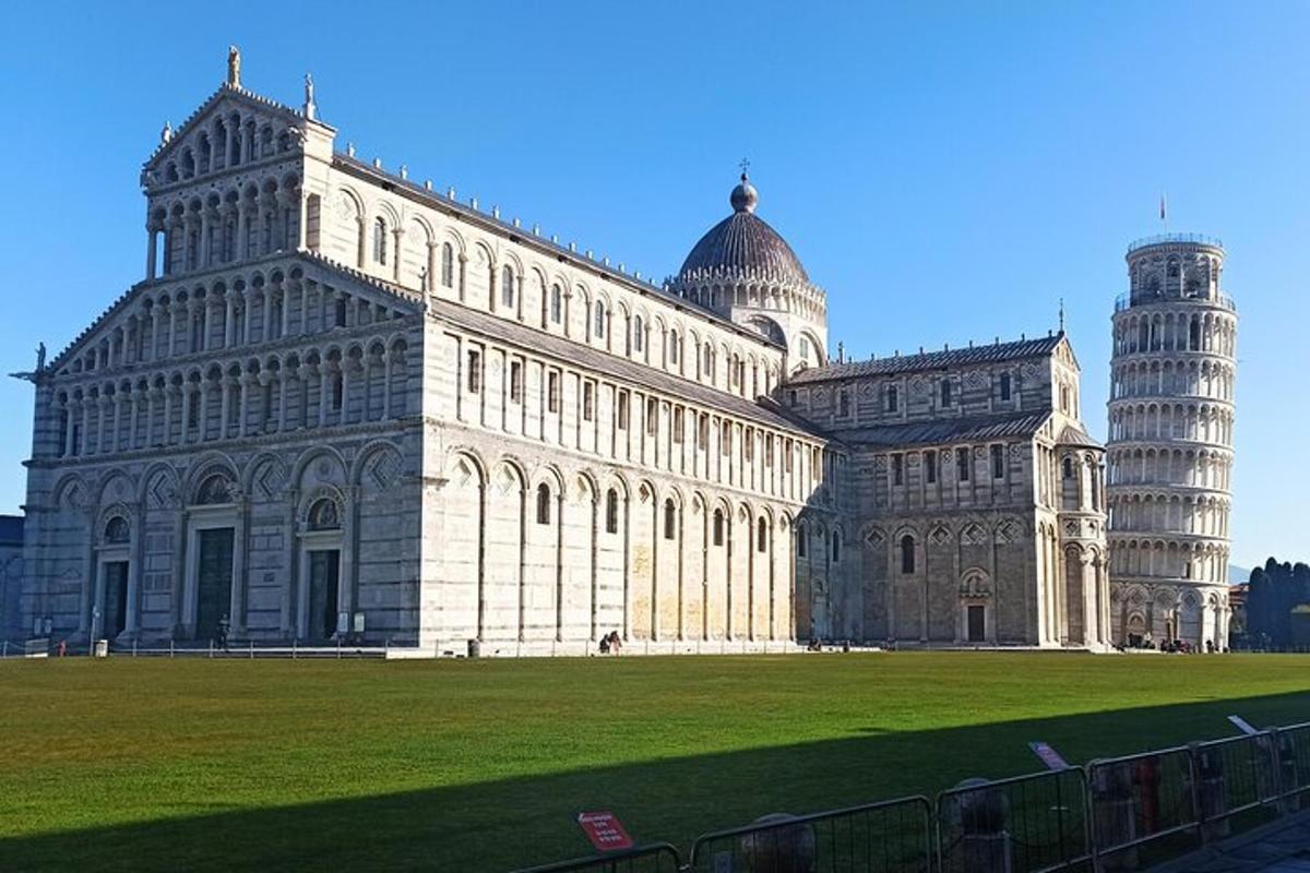 um grande edifício com uma torre inclinada e uma catedral