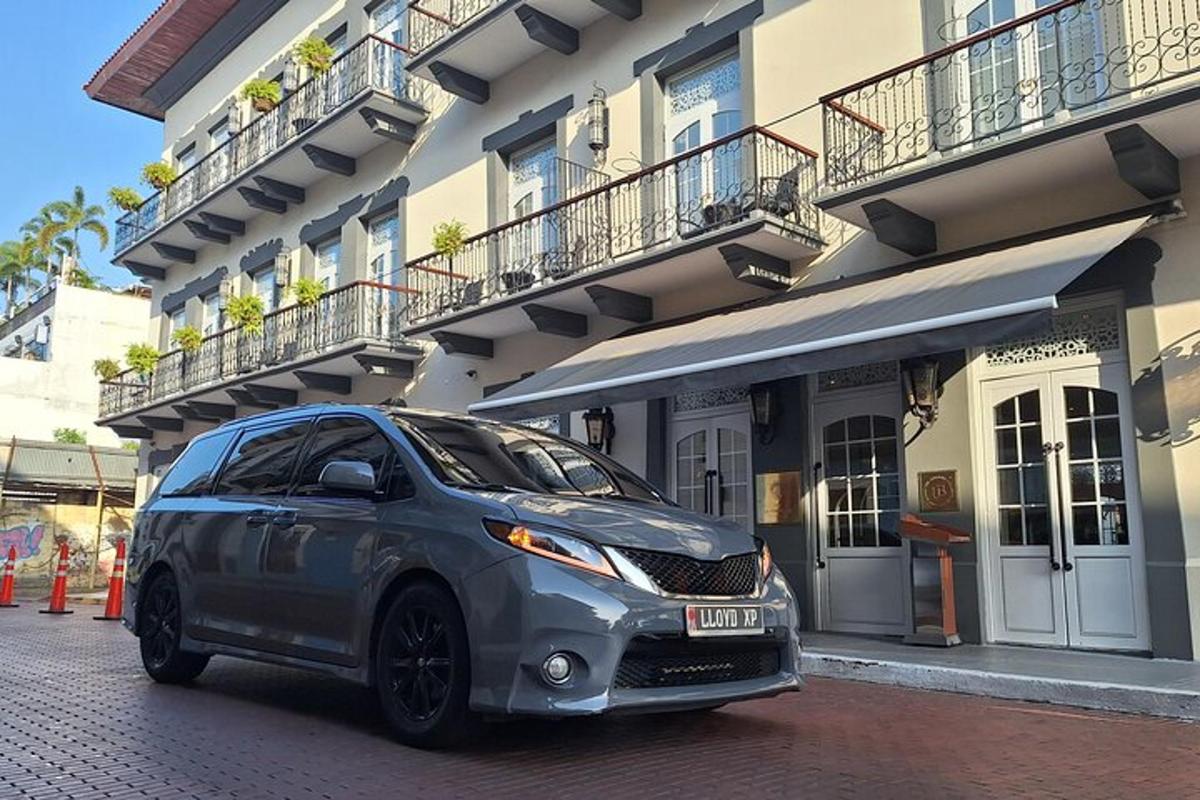 stříbrné auto zaparkované před budovou