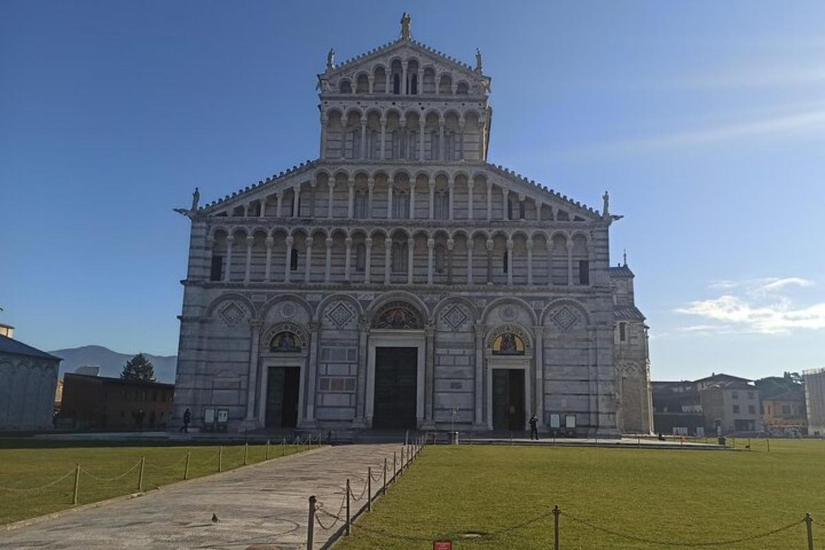 um grande edifício com uma torre no topo de um campo