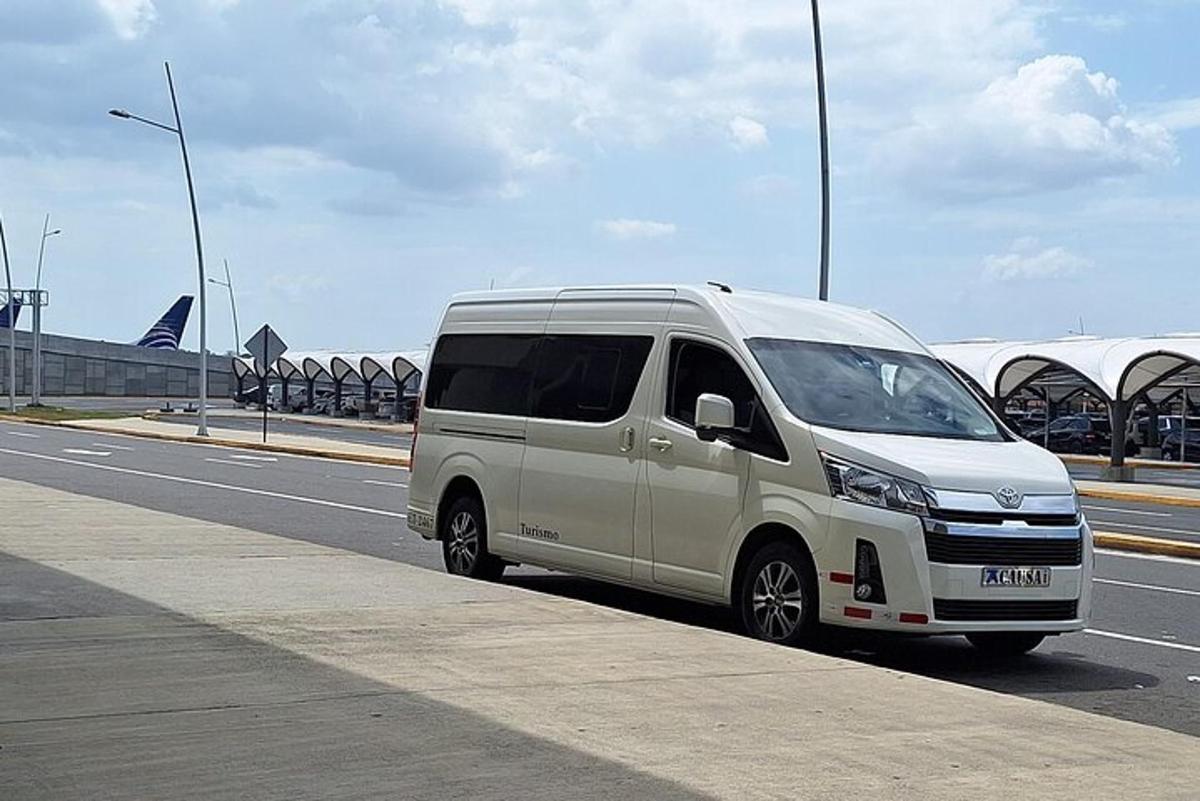 một chiếc xe tải màu trắng đỗ bên lề đường