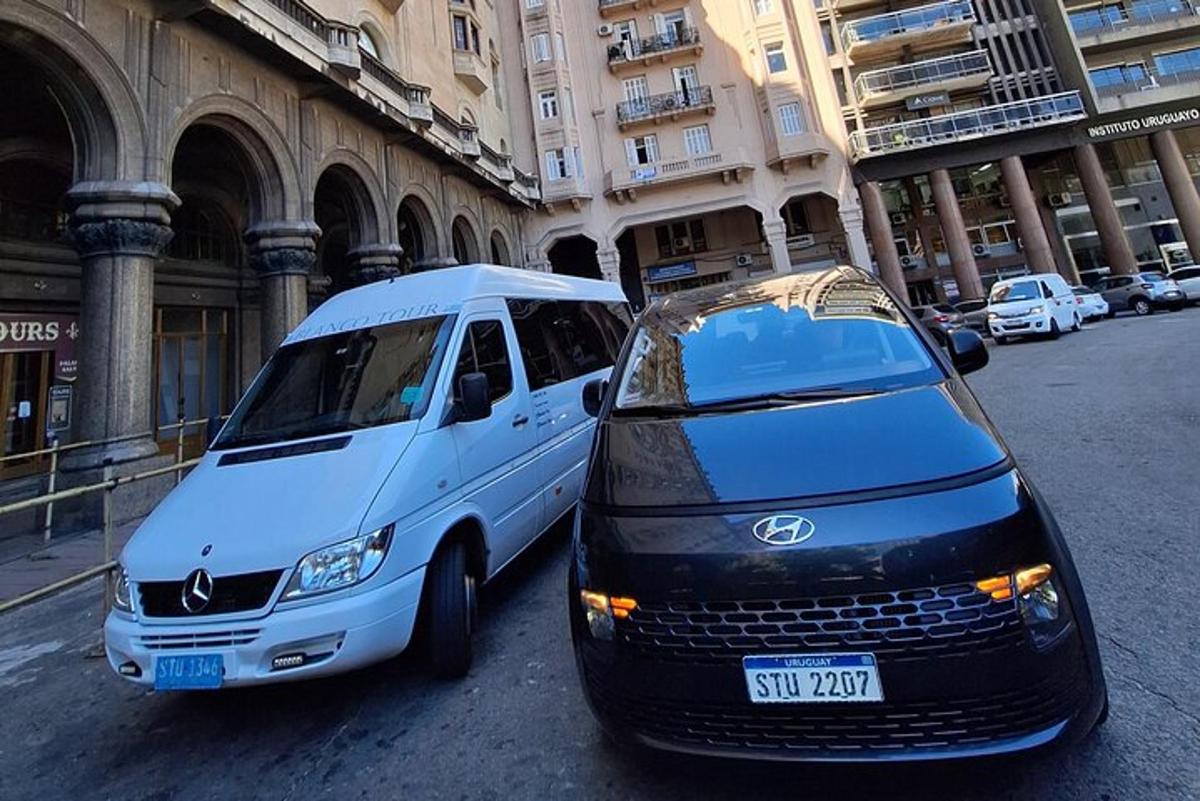 una camioneta blanca estacionada en una calle de la ciudad