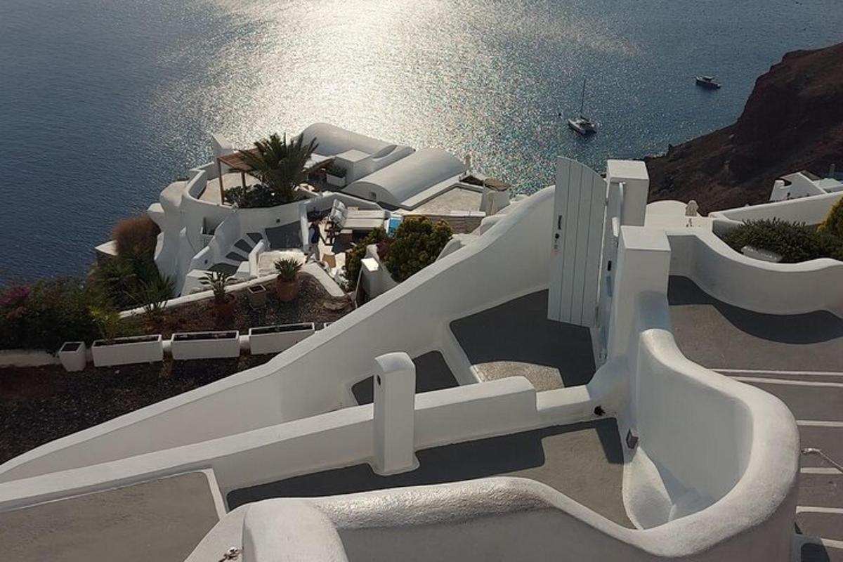 ένα σετ σκαλοπατιών με θέα στο νερό