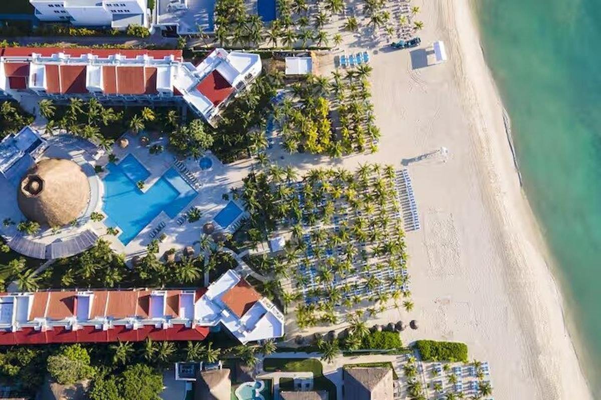 pogled od zgoraj na plažo z letoviščem