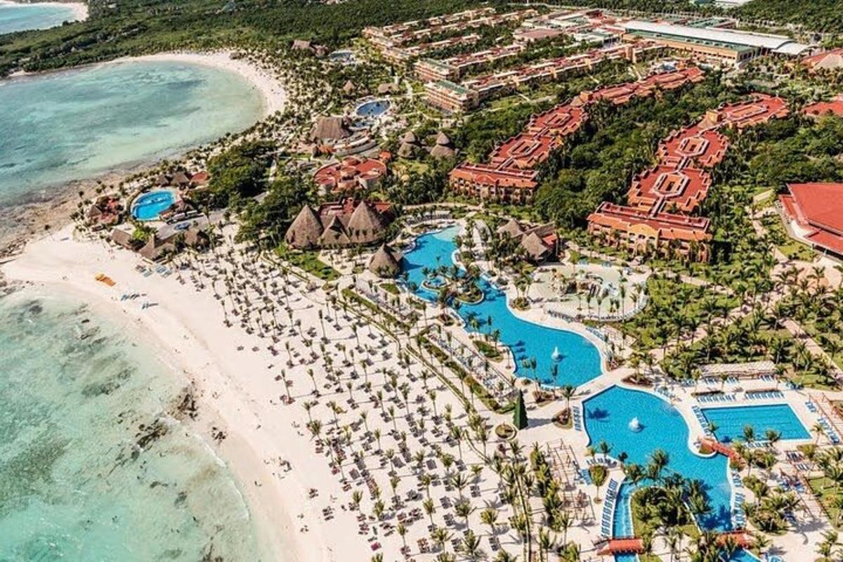 una vista aérea de un complejo turístico junto a la playa