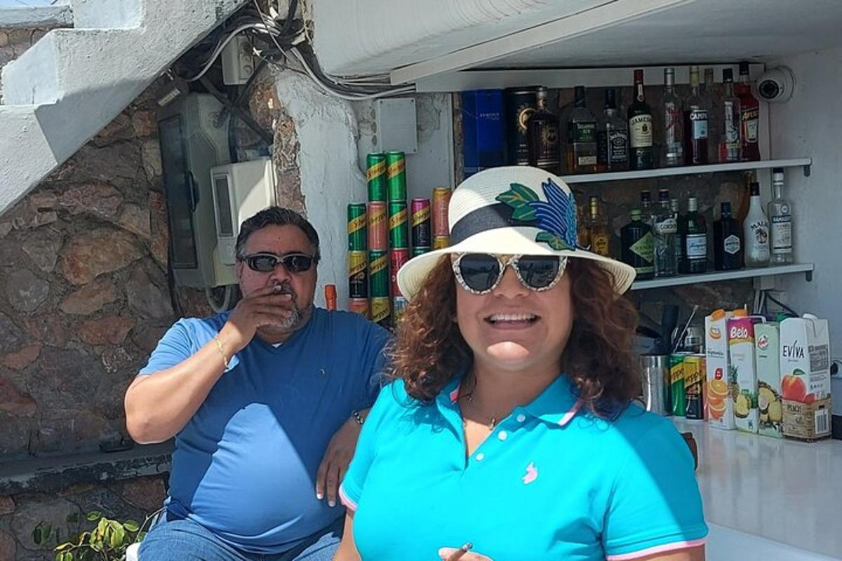 muž a žena s kloboukem a slunečními brýlemi