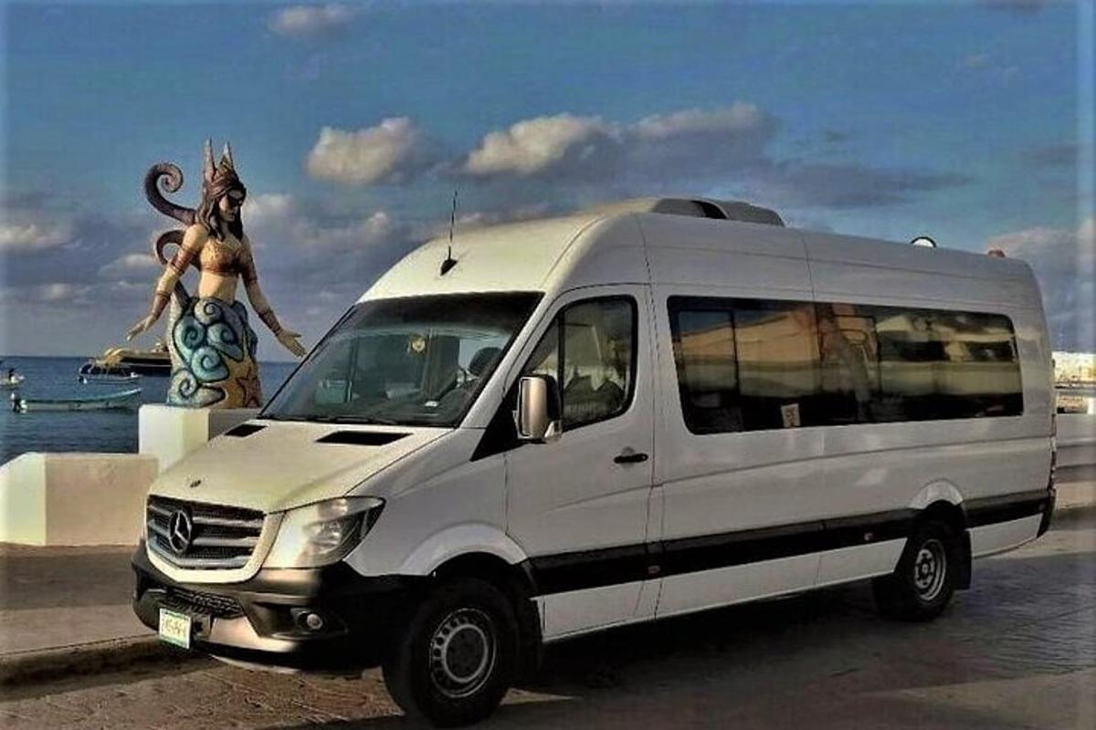 Bel kombi z žensko, ki stoji ob oceanu