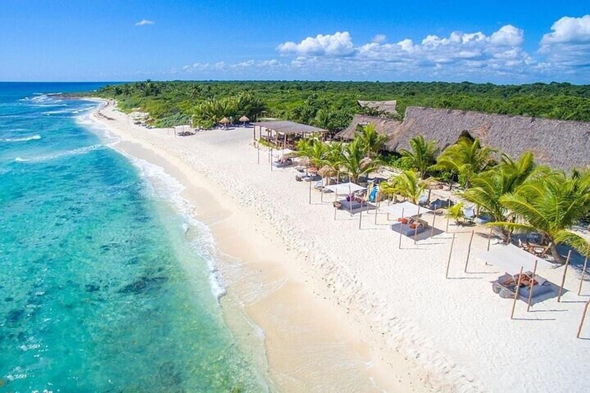 pemandangan udara pantai dengan kursi dan laut