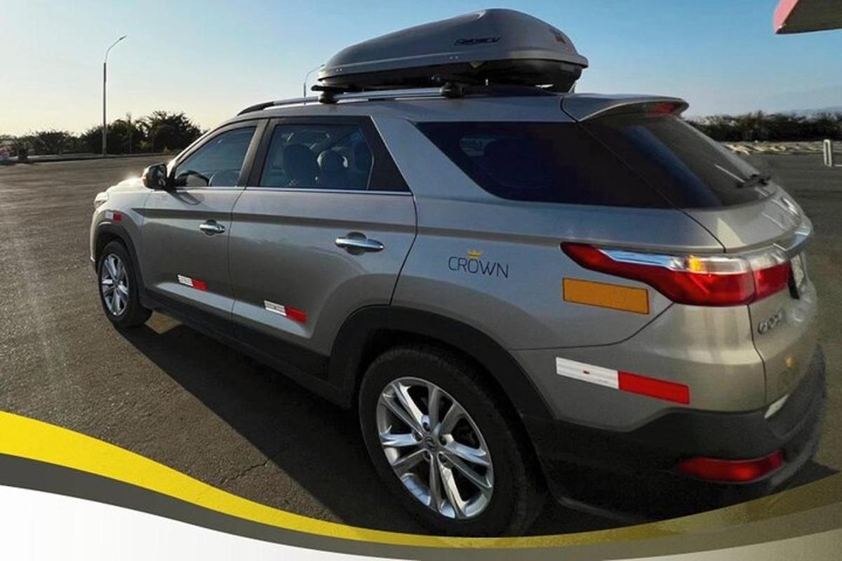 šedé SUV zaparkované na parkovišti