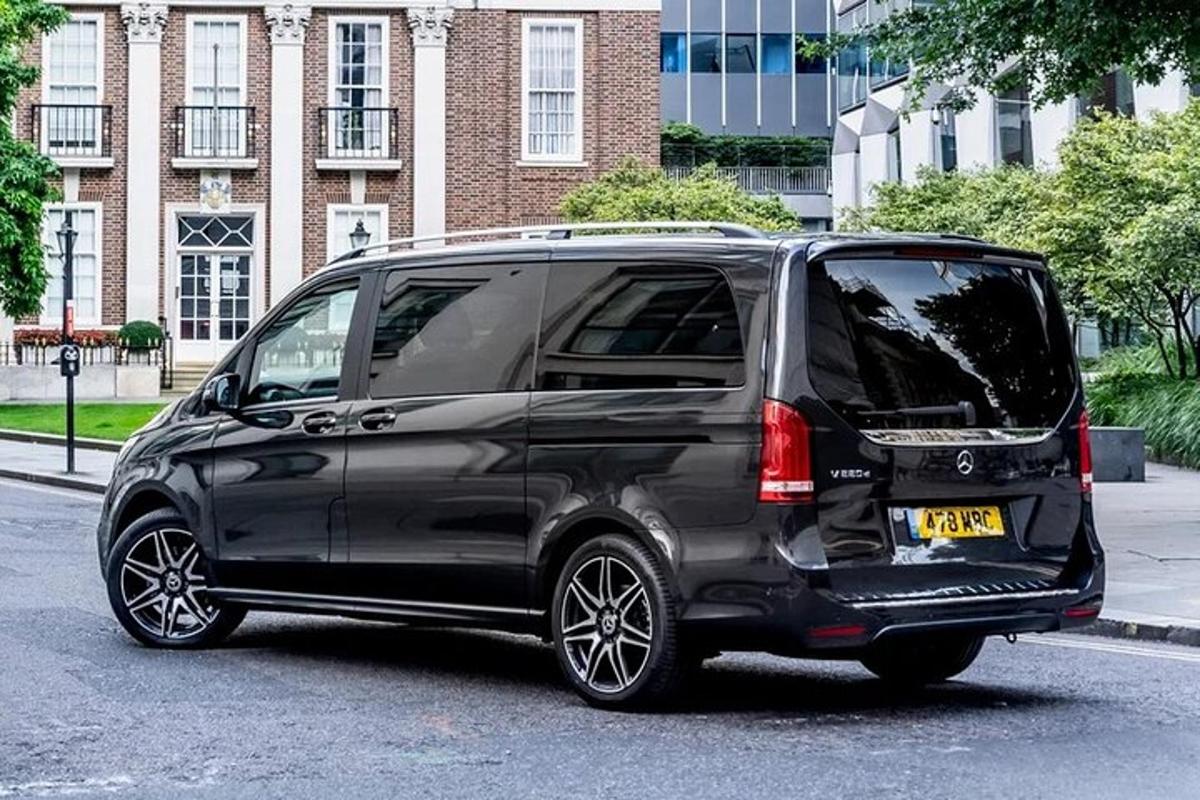 černý minivan zaparkovaný na městské ulici