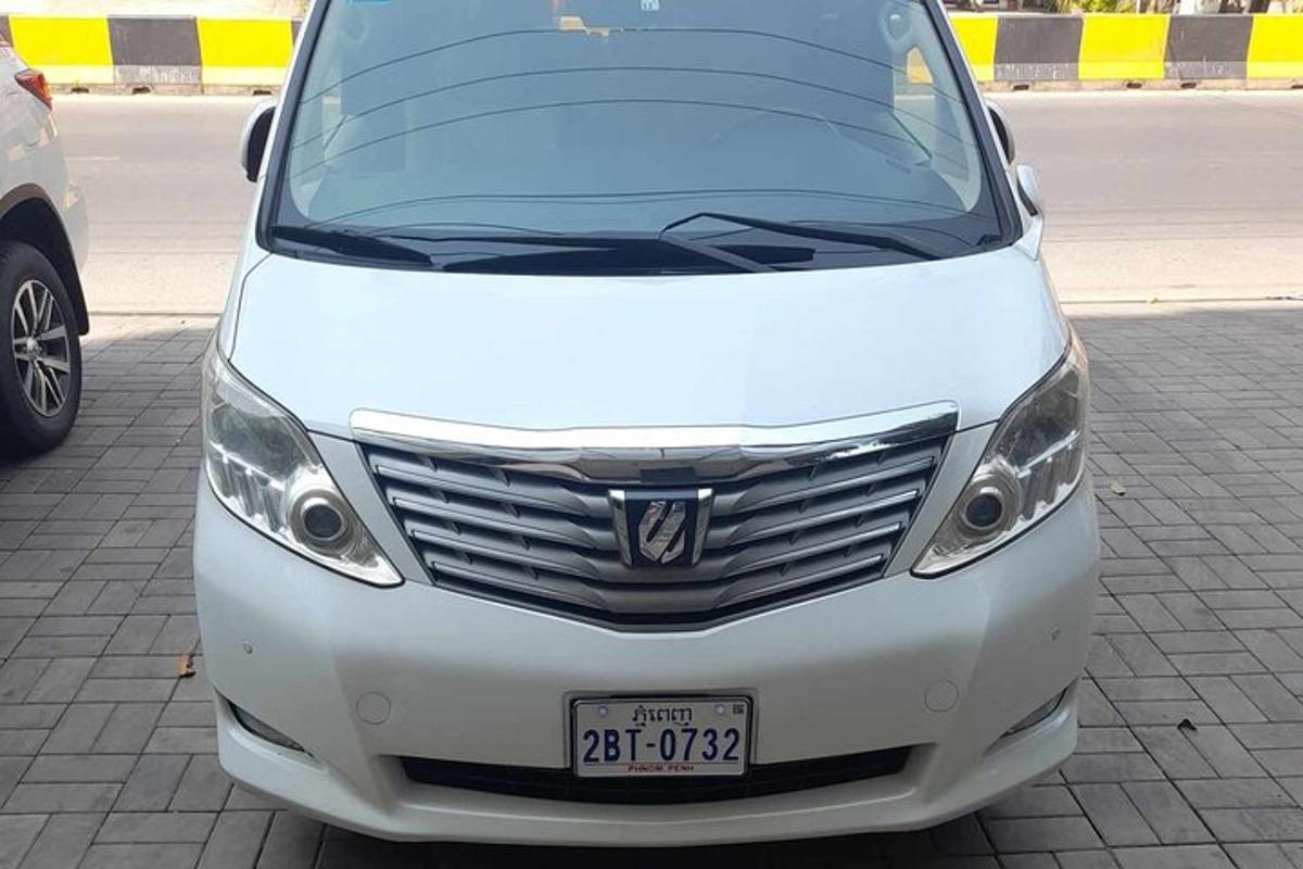 bílé auto zaparkované na parkovišti