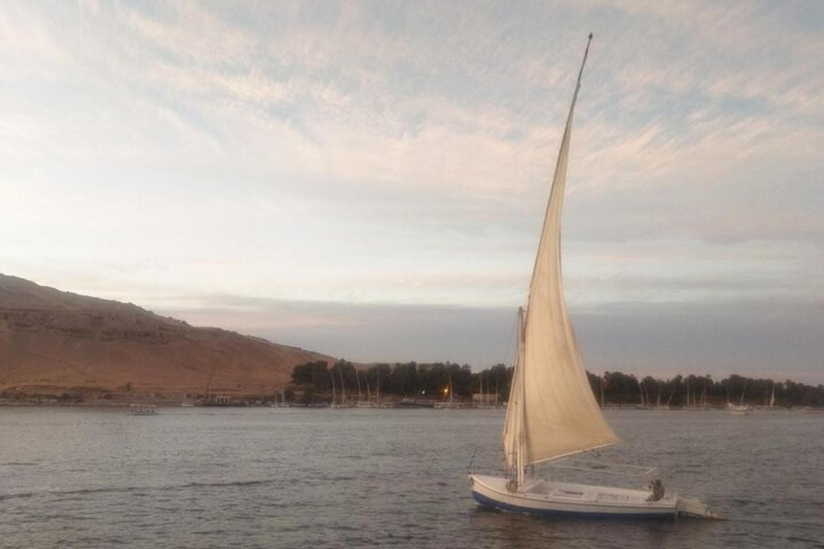 una barca a vela in acqua su un lago