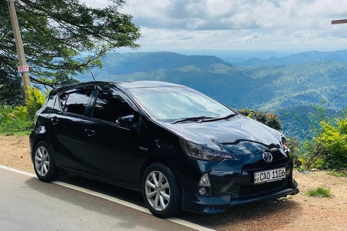 černé auto zaparkované na kraji silnice