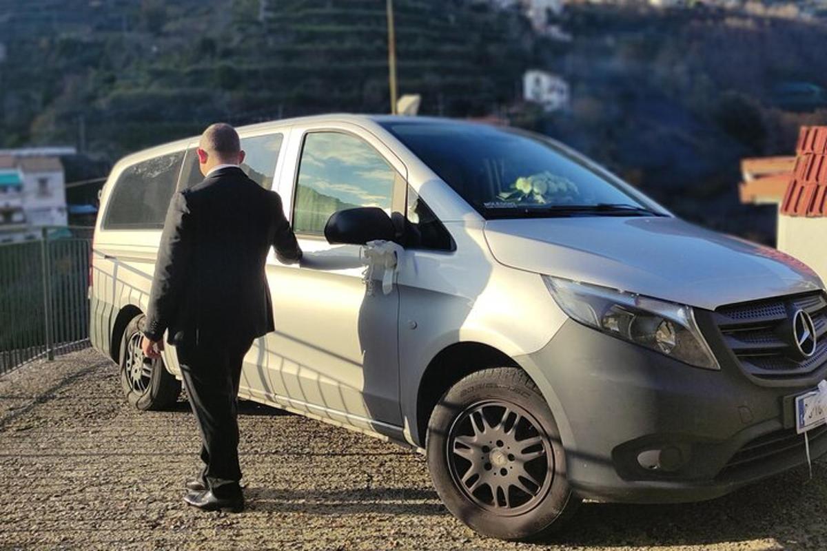 moški v obleki stoji poleg avtomobila