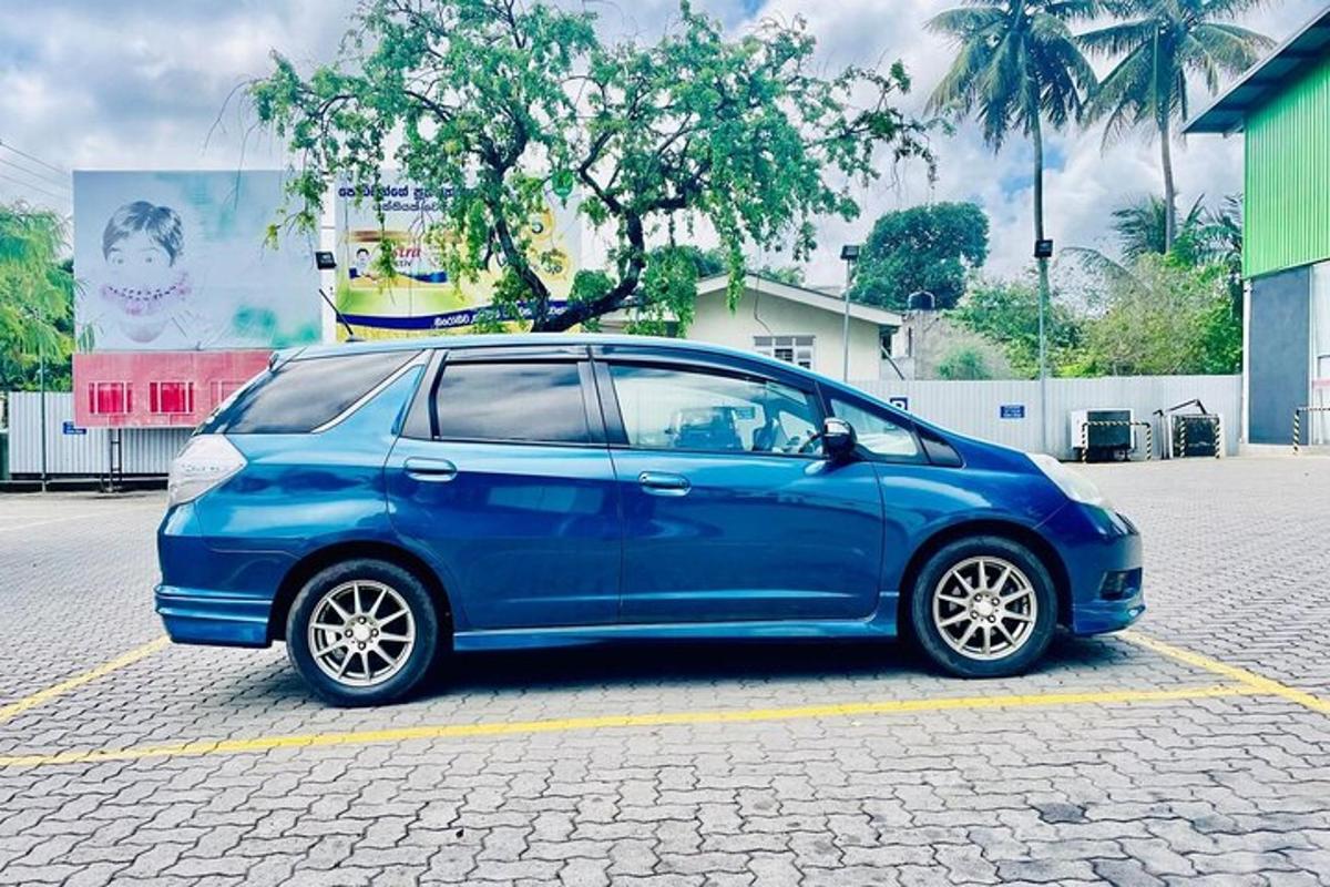 modré auto zaparkované na parkovišti