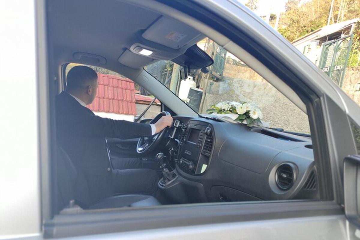 moški, ki sedi na voznikovem sedežu tovornjaka