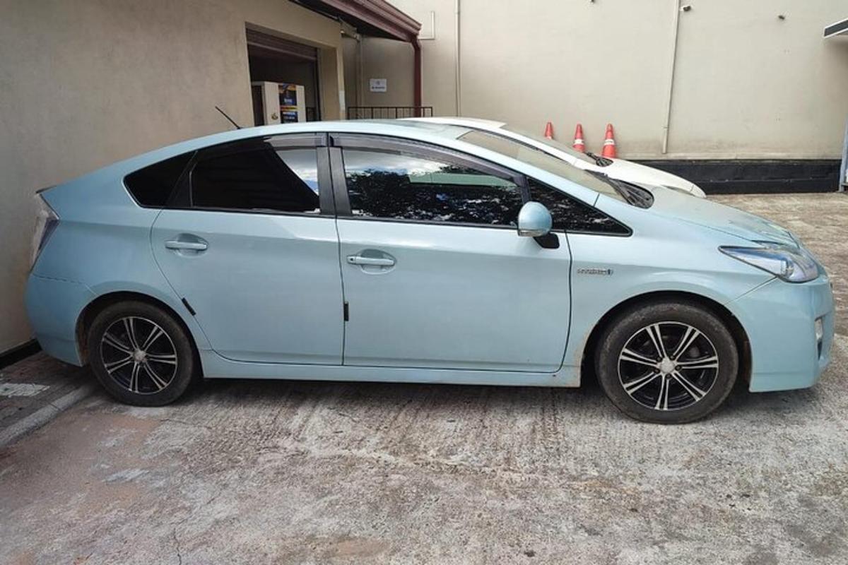 bílé auto zaparkované vedle budovy
