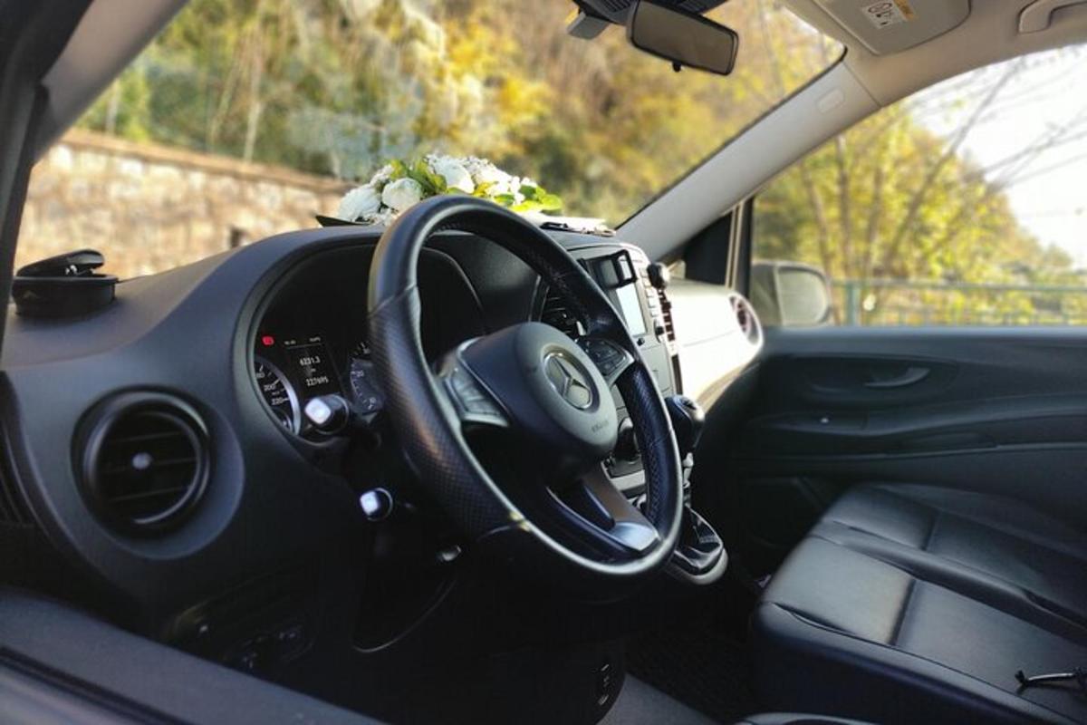 een auto met een stuurwiel met bloemen op het dashboard