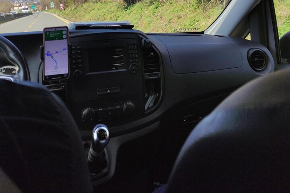 vaade auto sisemusele koos mobiiltelefoniga