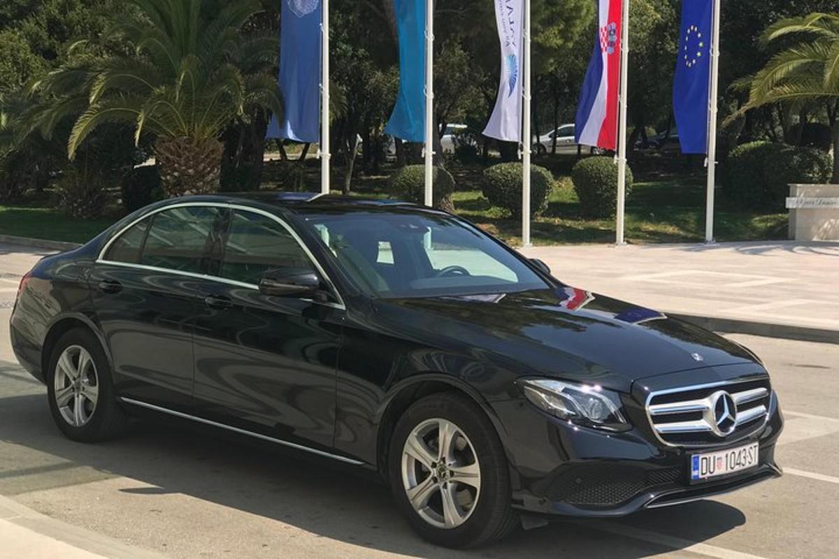 um carro preto estacionado em um estacionamento