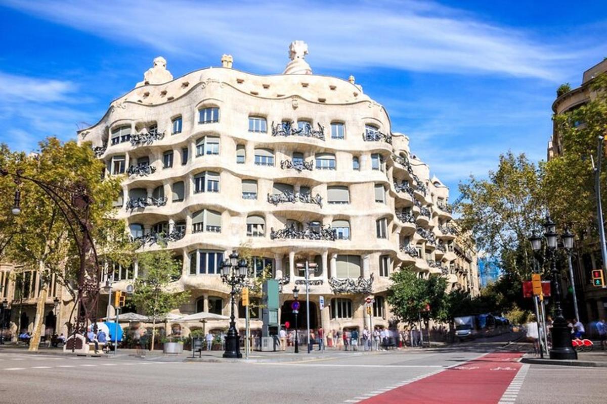 um grande edifício branco na lateral de uma rua