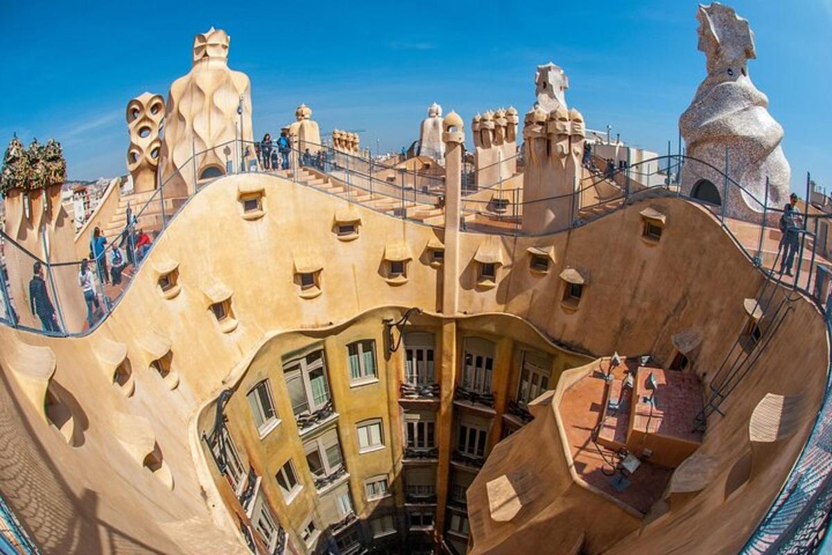 um edifício em forma de casa com pessoas no topo