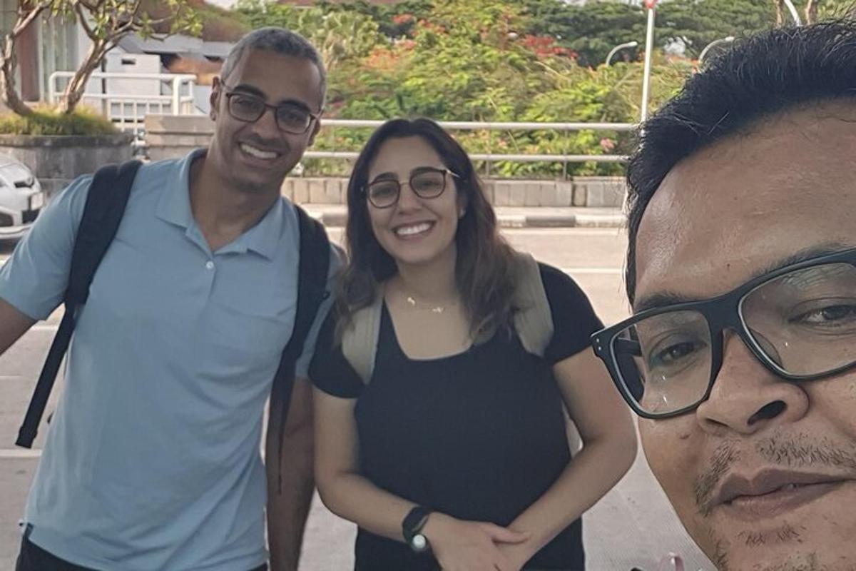 isang lalaki at isang babae na nakatayo sa tabi ng isa't isa