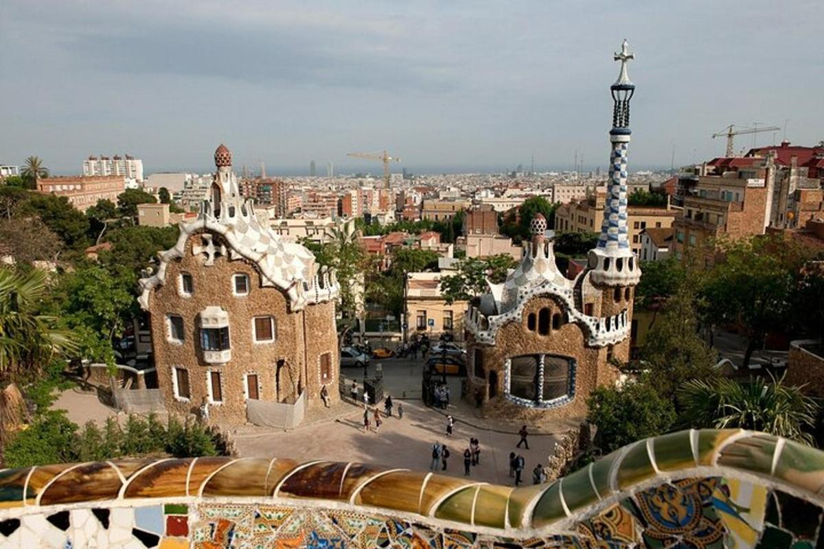 uma vista de um edifício com uma cidade ao fundo