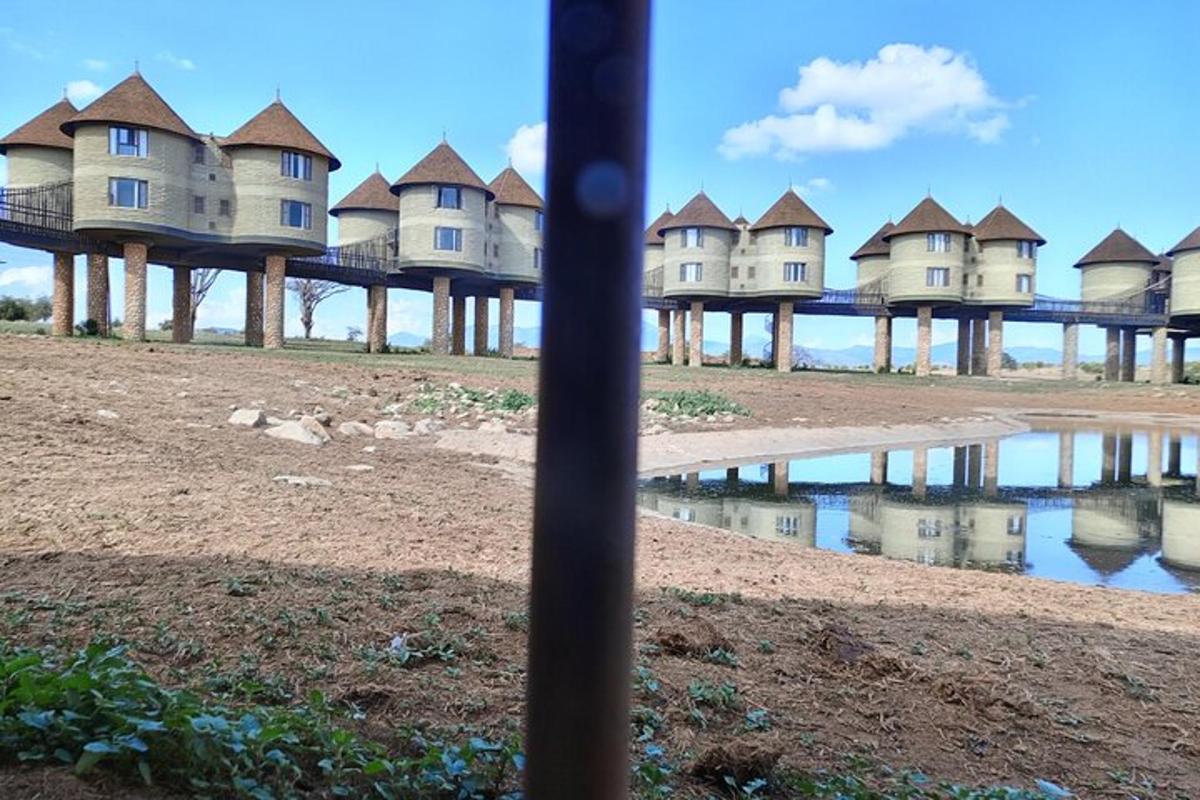 una vista di un edificio con un riflesso nell'acqua