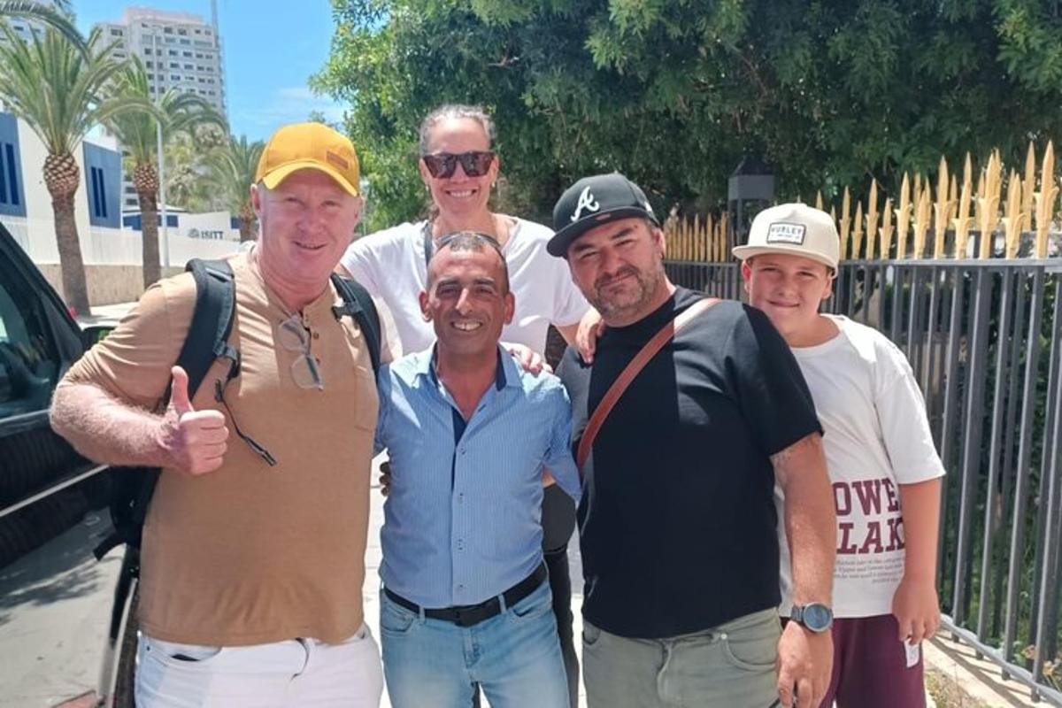un grupo de personas posando para una foto