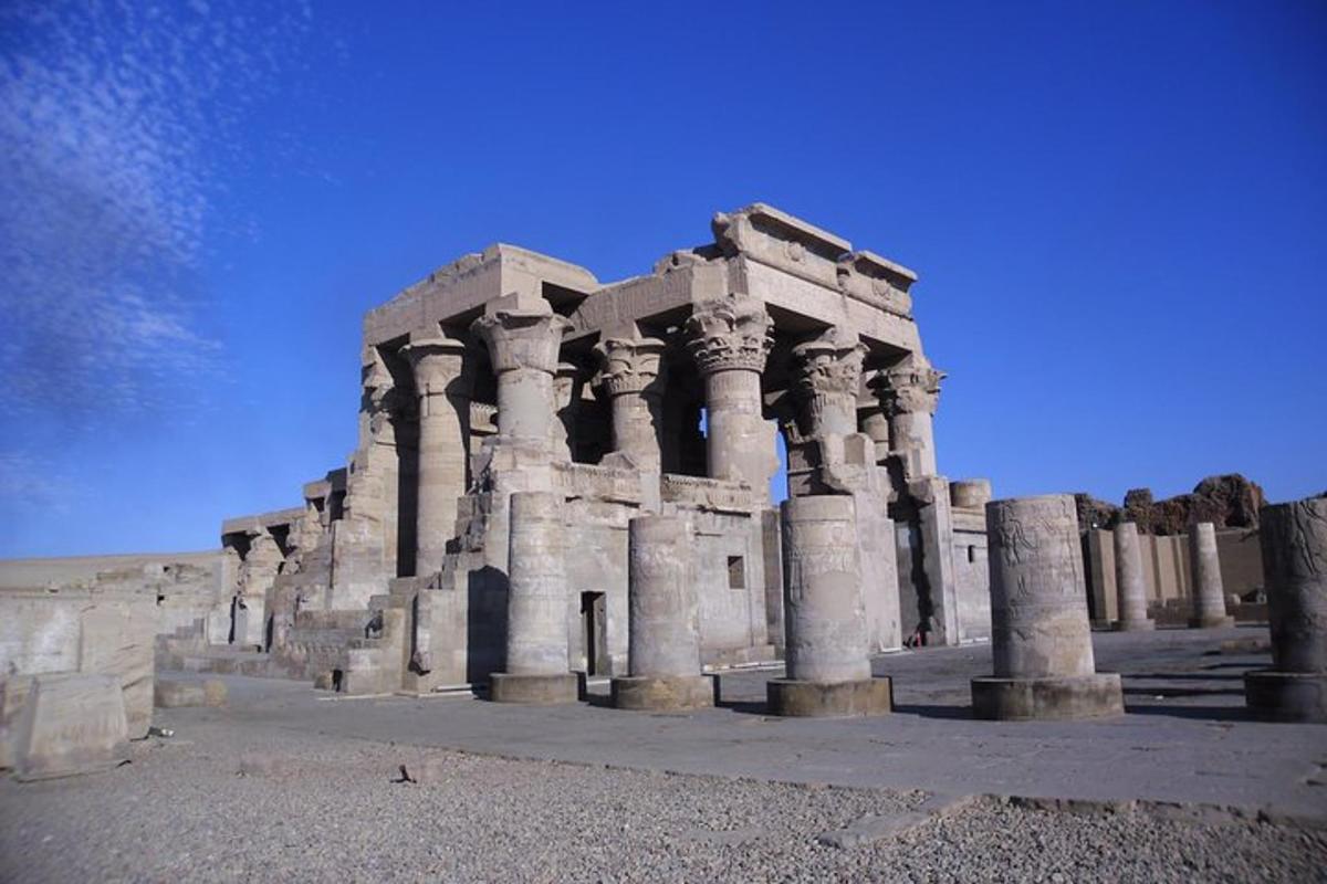 un antico edificio con colonne nel deserto