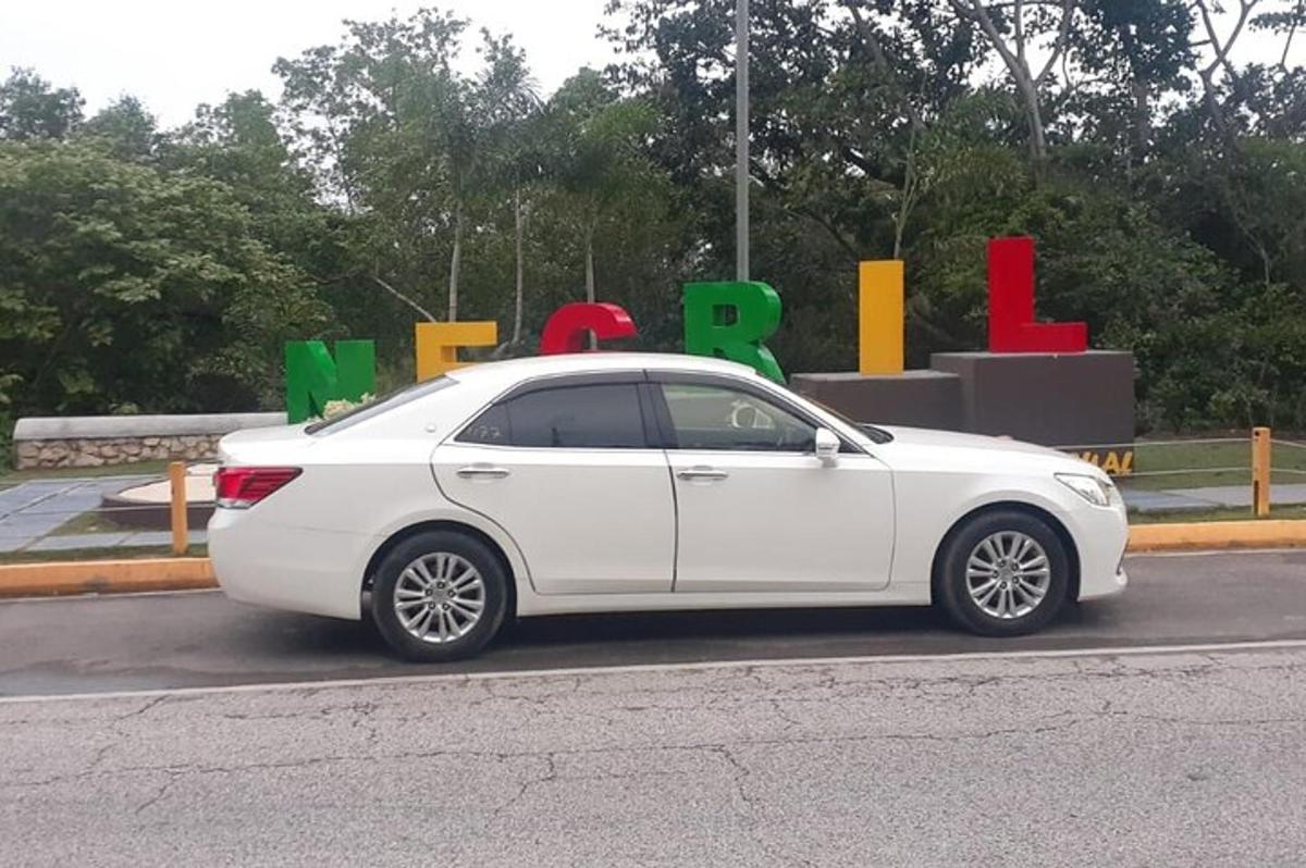 o mașină albă parcată în fața unui indicator