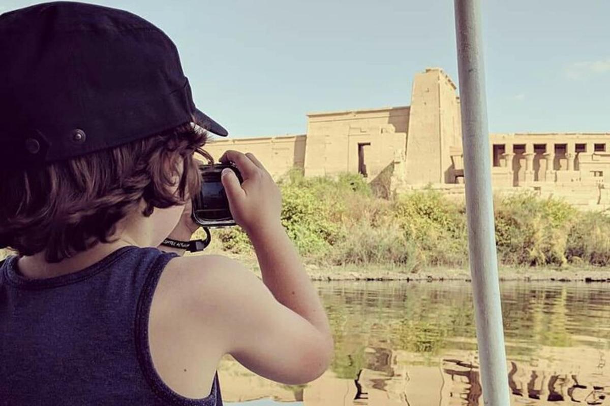una persona fent una foto d'un riu amb una càmera