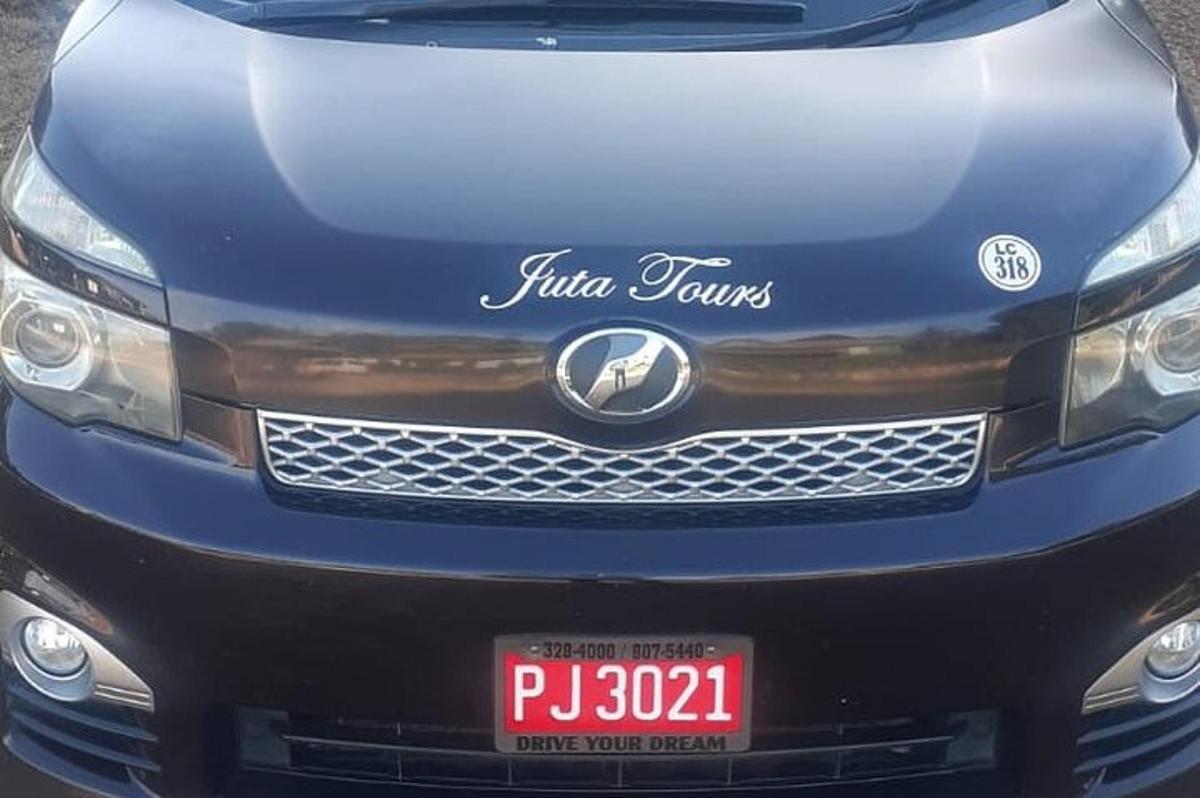 detailný záber na prednú časť modrého nákladného auta
