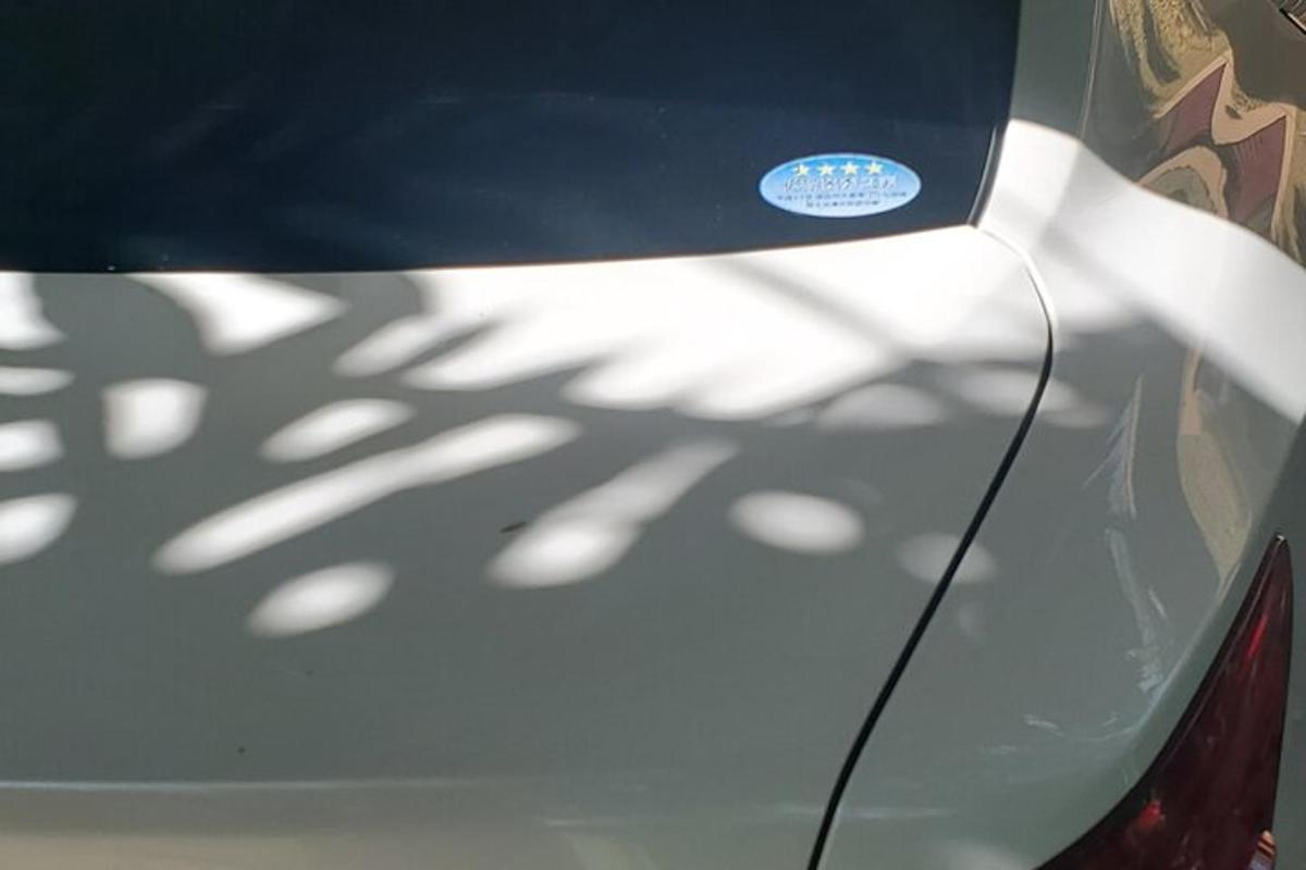 eine Spiegelung eines Aufklebers auf der Seite eines Autos
