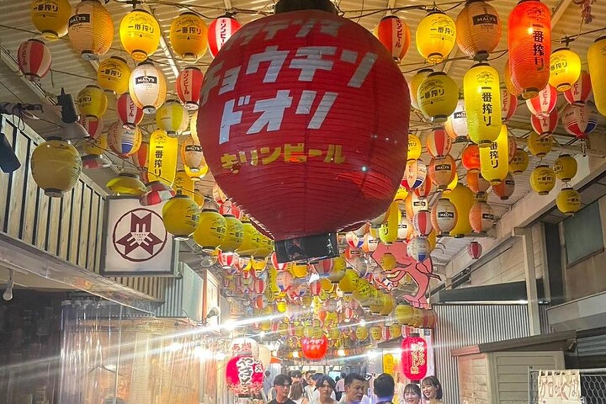 Un grupo de linternas y un globo rojo y amarillo.