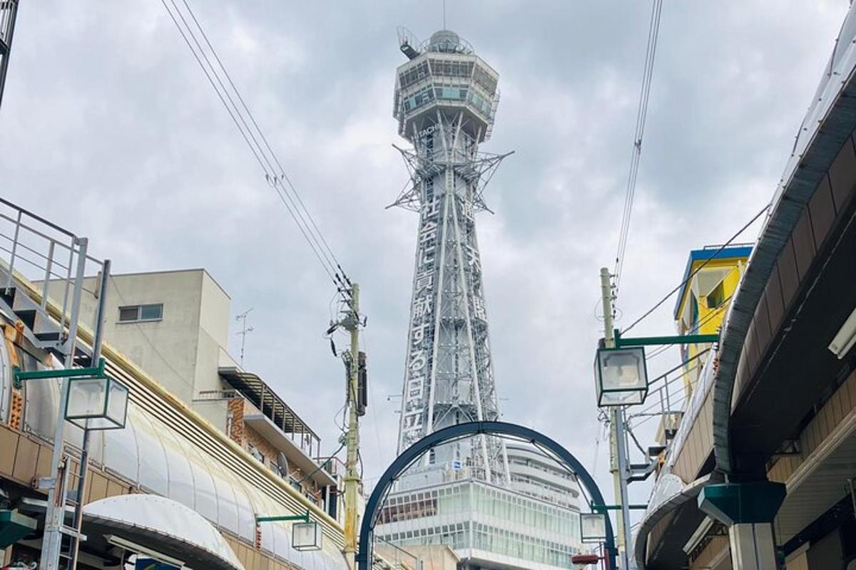 una torre alta en medio de una ciudad