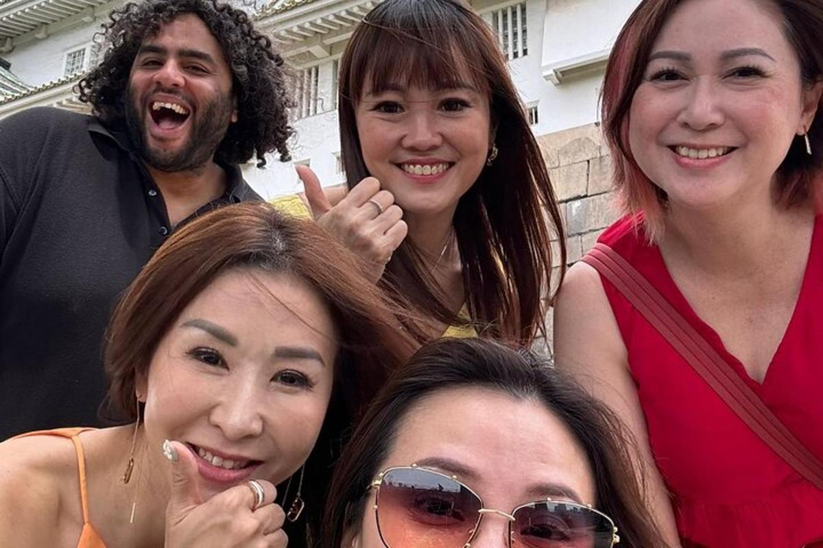 un grupo de personas posando para una foto