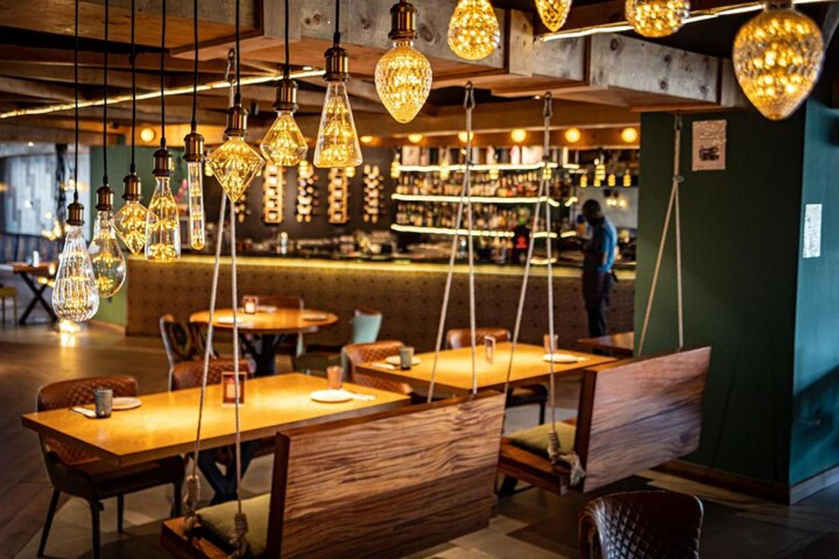 un restaurant amb taules, cadires i llums