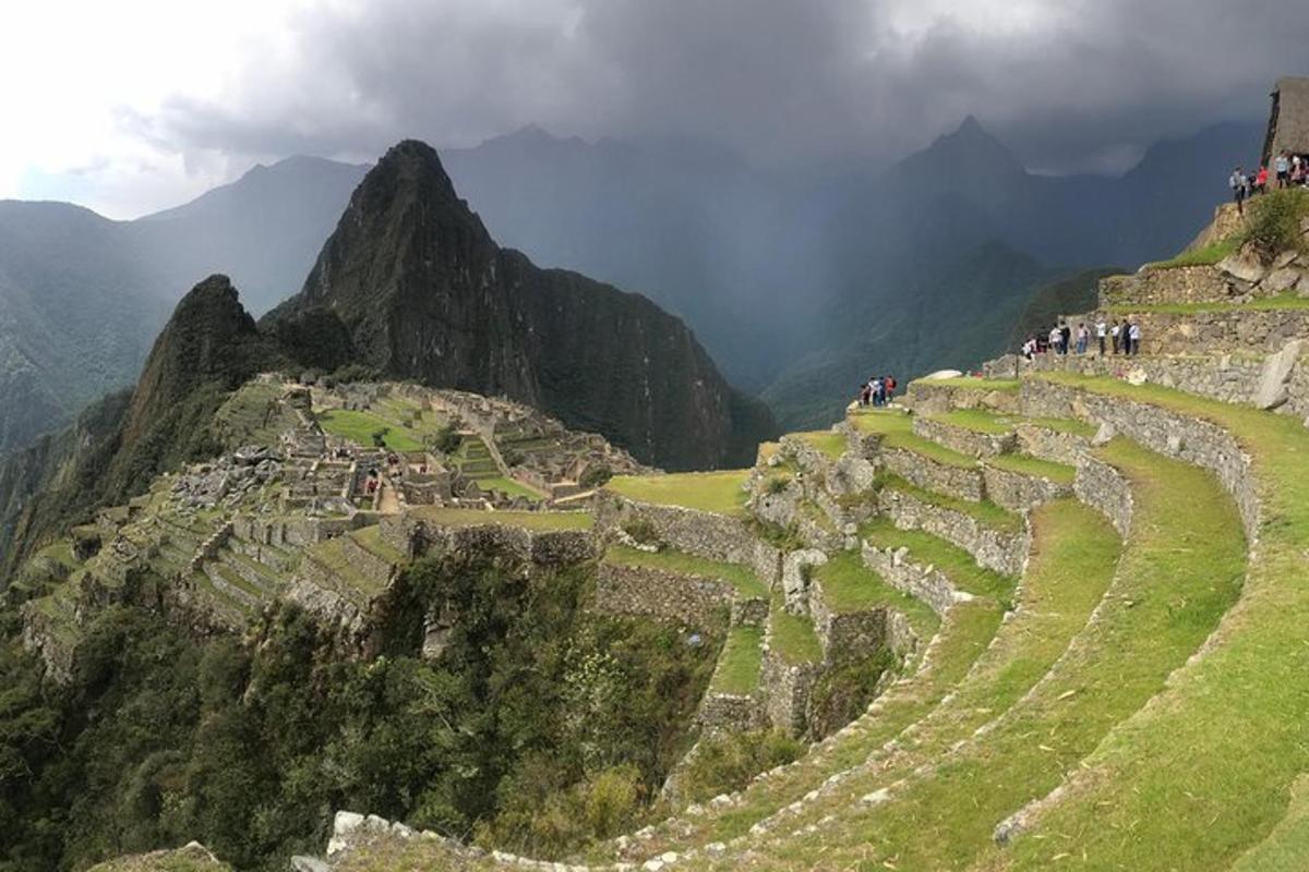 un gruppo di persone sulle rovine di una montagna
