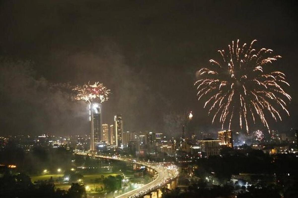 un espectacle de focs artificials sobre una ciutat a la nit