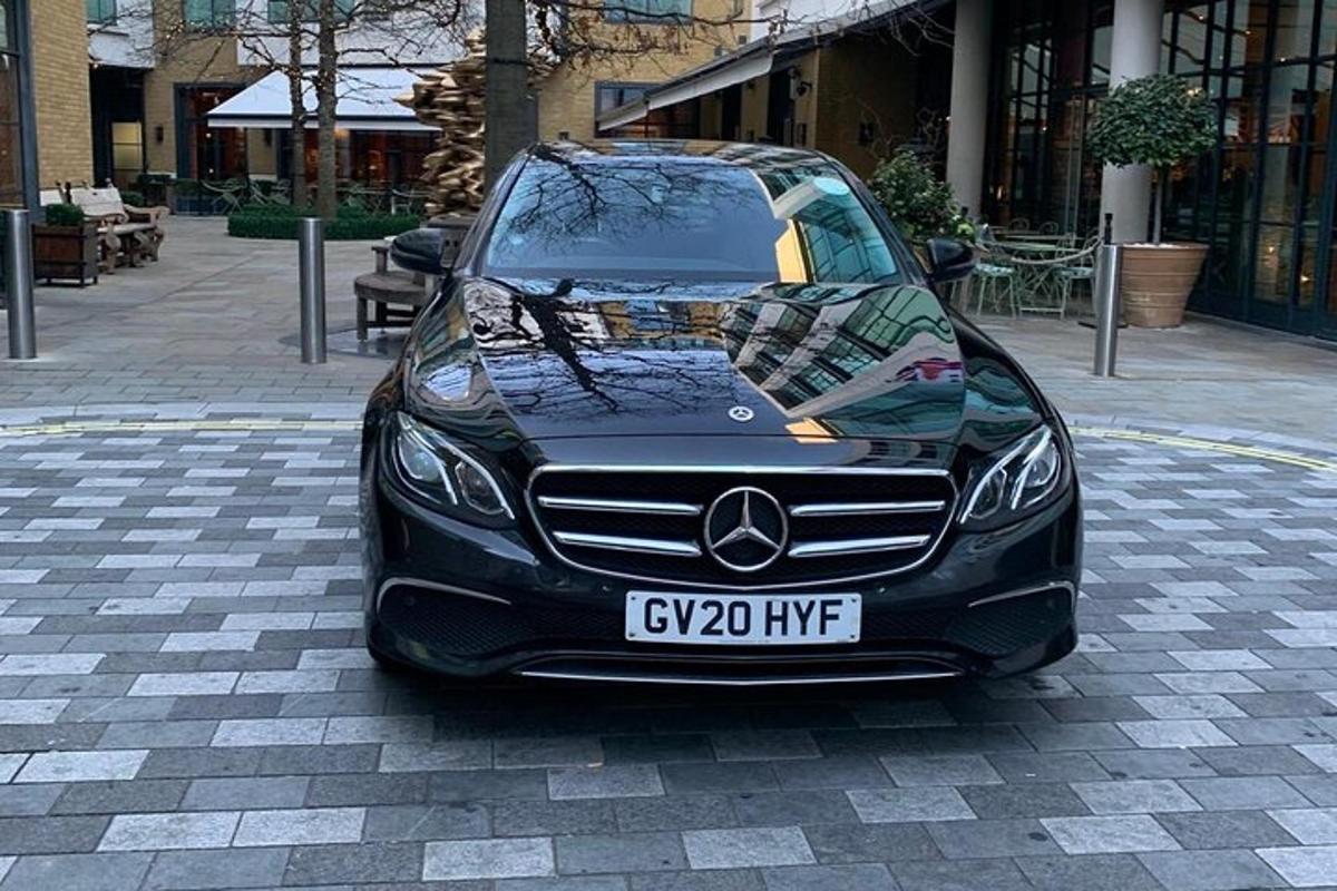 um carro preto está estacionado em uma rua