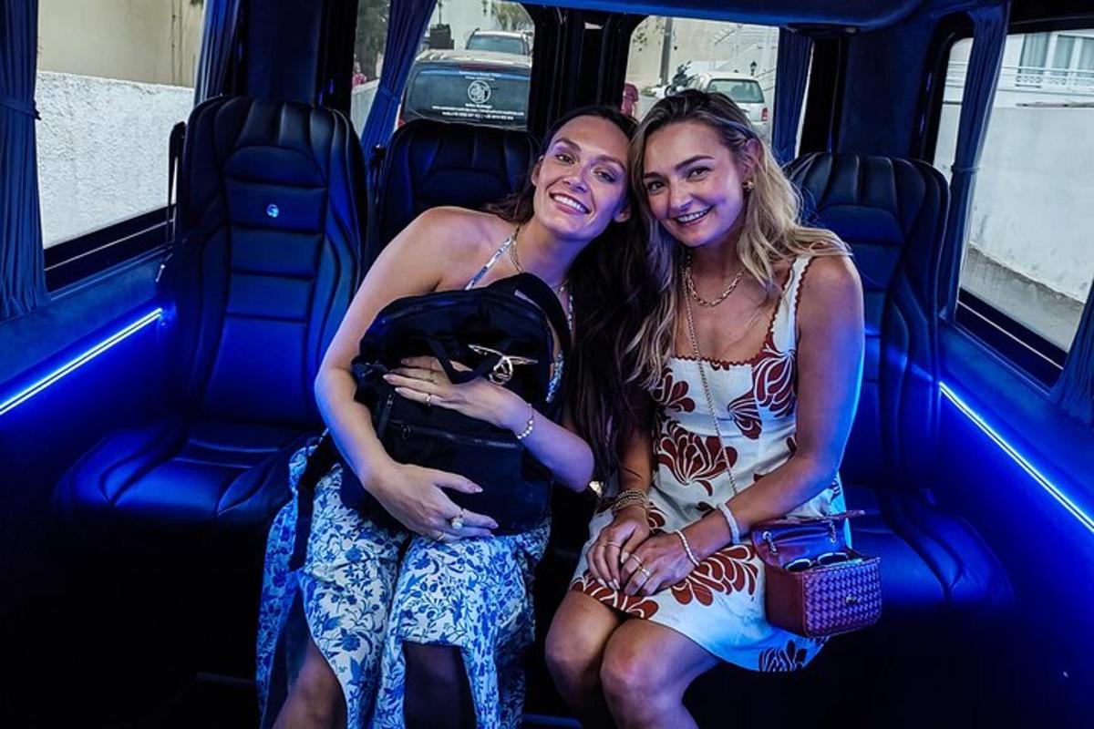 dvě ženy sedící v zadní části autobusu