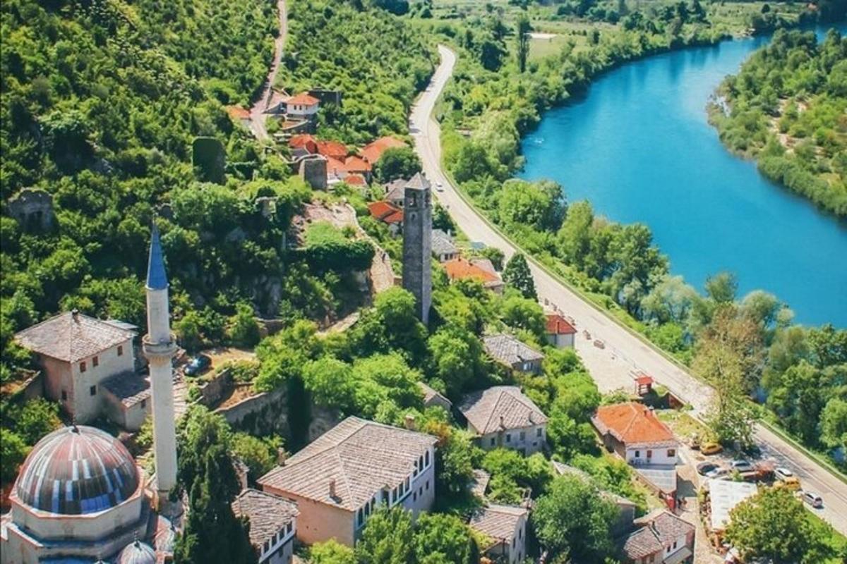 zračni pogled na mošejo in reko